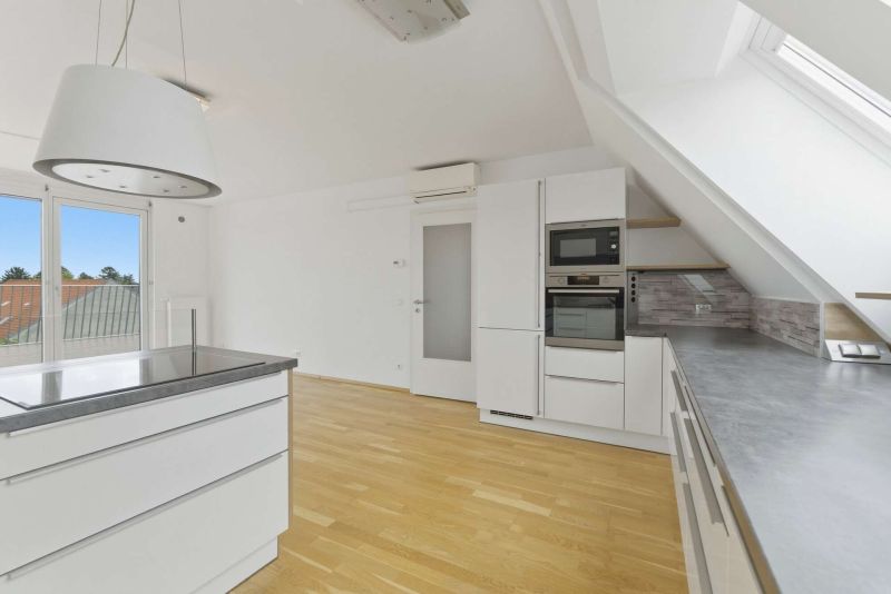 Helle 3-Zimmer-Dachgeschosswohnung mit großer Terrasse & Garage nahe Kagraner Platz / / 1220 Wien / Bild 1