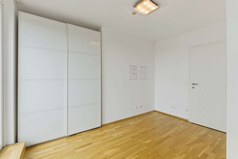 Helle 3-Zimmer-Dachgeschosswohnung mit großer Terrasse & Garage nahe Kagraner Platz / / 1220 Wien / Bild 8