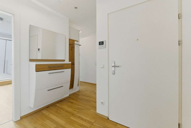 Helle 3-Zimmer-Dachgeschosswohnung mit großer Terrasse & Garage nahe Kagraner Platz / / 1220 Wien / Bild 3