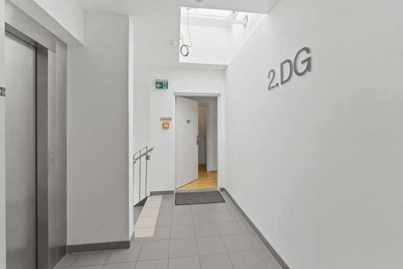 Helle 3-Zimmer-Dachgeschosswohnung mit großer Terrasse & Garage nahe Kagraner Platz / / 1220 Wien / Bild 10