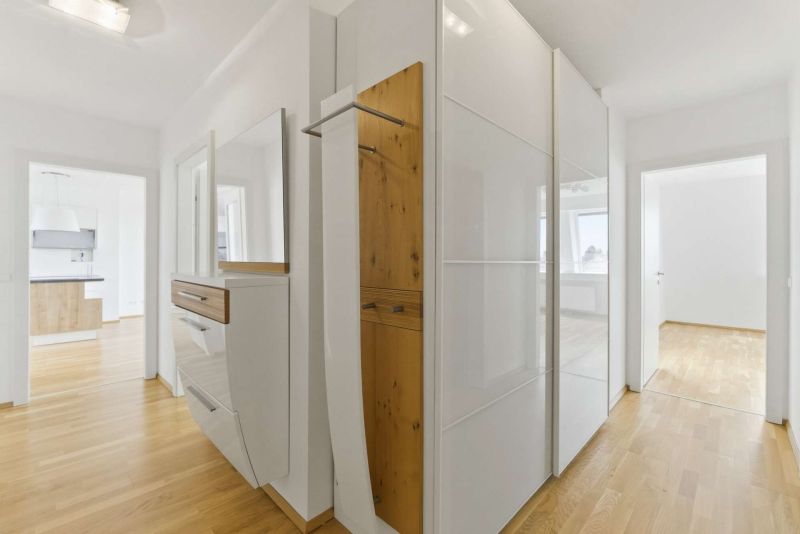 Helle 3-Zimmer-Dachgeschosswohnung mit großer Terrasse & Garage nahe Kagraner Platz / / 1220 Wien / Bild 7