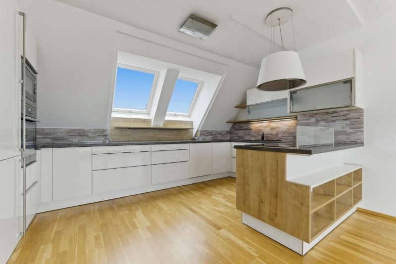 Helle 3-Zimmer-Dachgeschosswohnung mit großer Terrasse & Garage nahe Kagraner Platz / / 1220 Wien / Bild 3