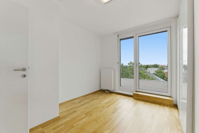 Helle 3-Zimmer-Dachgeschosswohnung mit großer Terrasse & Garage nahe Kagraner Platz / / 1220 Wien / Bild 2