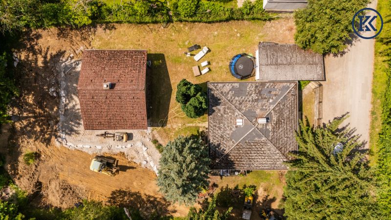 Zwei Häuser. Ein Rückzugsort. Ihre grüne Oase vor den Toren Wiens.