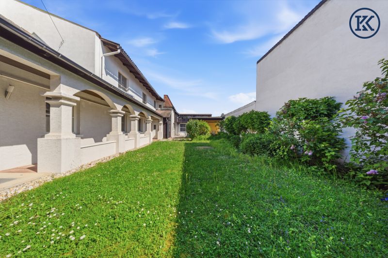 Charmantes Bauernhaus mit gro�em Grundst�ck, langgezogenem Hof, 2 Wohnungen und einem Swimmingpool