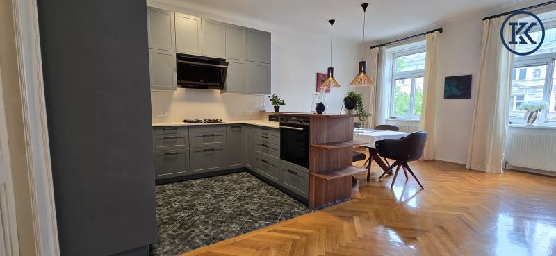 Elegante Altbauwohnung mit Geschichte im Herzen des 8. Bezirks