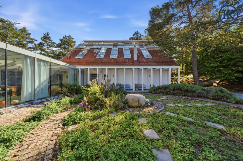 Wo die Seele ihr Zuhause findet: Ein Kunstwerk zwischen Wald und Wien