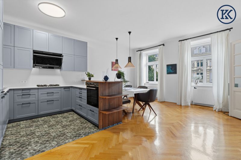 Elegante Altbauwohnung mit Geschichte im Herzen des 8. Bezirks
