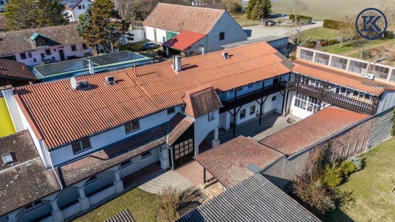 Charmantes Bauernhaus mit gro�em Grundst�ck, langgezogenem Hof, 2 Wohnungen und einem Swimmingpool