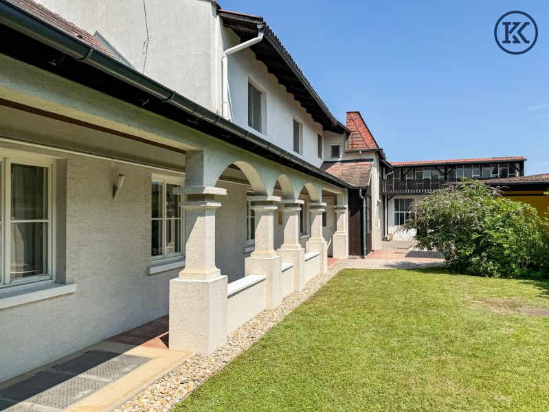 Charmantes Bauernhaus mit großem Grundstück, langgezogenem Hof, 2 Wohnungen und einem Swimmingpool