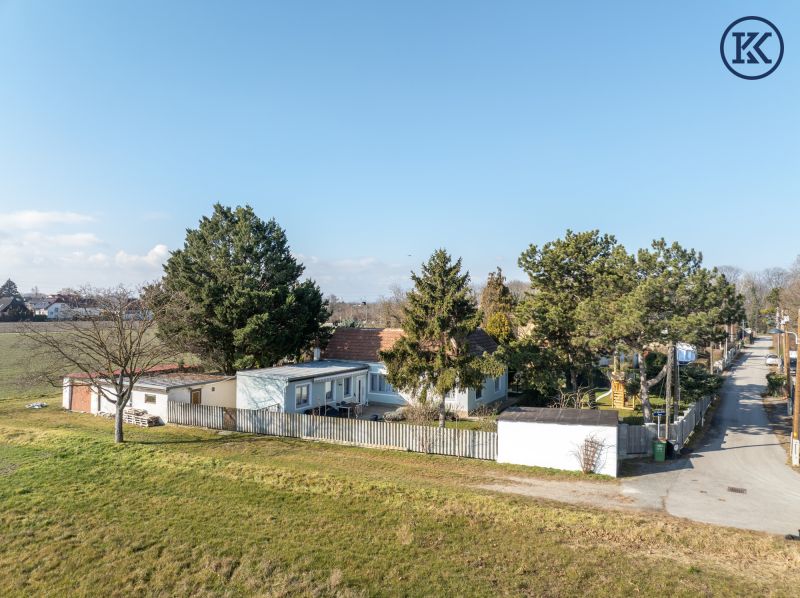 Charmantes Bungalow mit Pool, groes Potenzial /  / 1220 Wien, Donaustadt / Wien 22., D / Bild 1