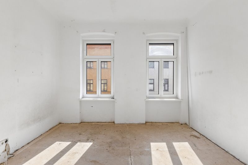 Helle Altbauwohnung inklusive Balkon - sanierungsbedürftig