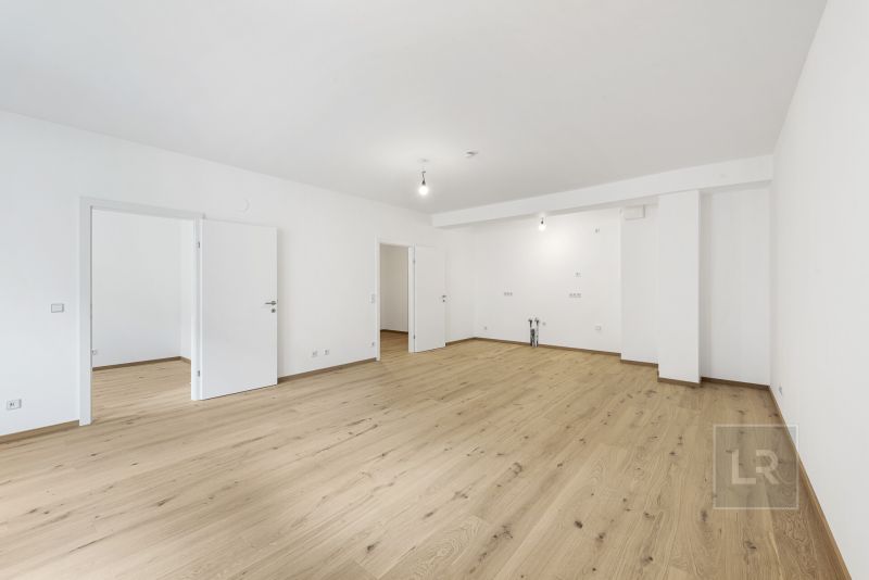 STILVOLL SANIERTE EIGENTUMSWOHNUNG MIT LOGGIA - <br />
RUHELAGE MIT BESTER FFENTLICHER ANBINDUNG