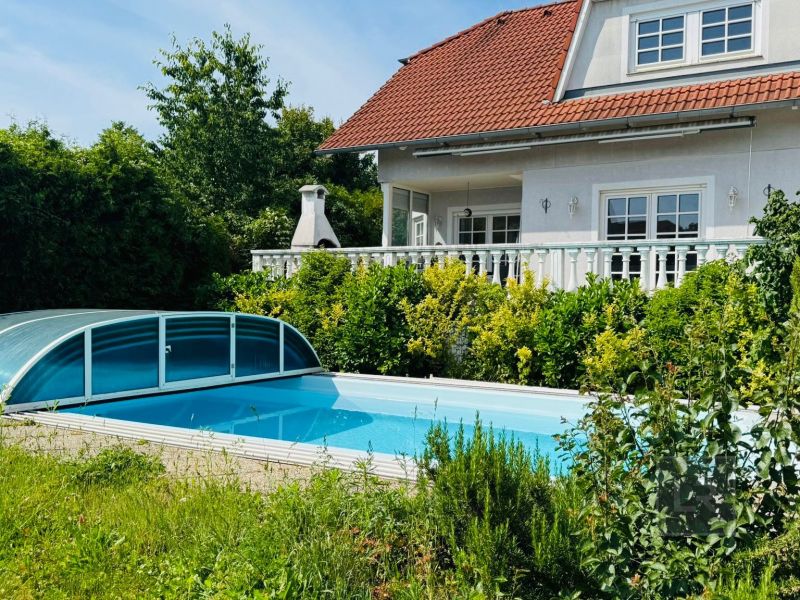 Schönes Einfamilienhaus im Landhausstil mit Garten & Pool