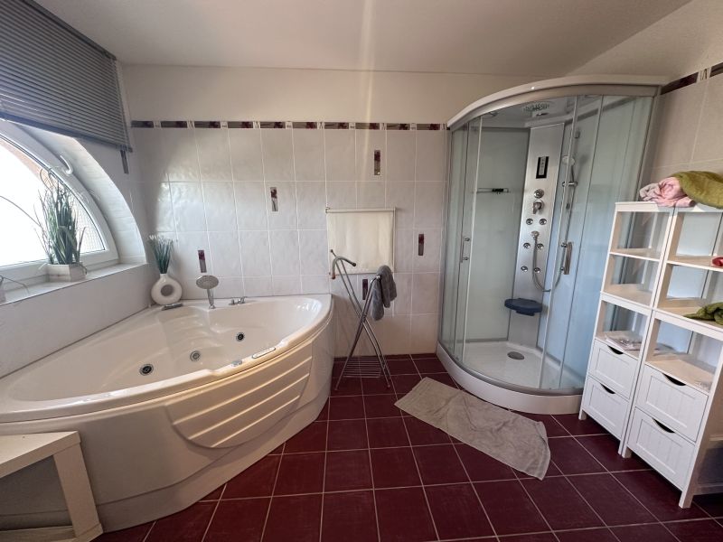 Tolles Zweifamilienhaus mit Einliegerwohnung, sonniger Terrasse, Keller, Doppelgarage und Pool! /  / 2511 Pfaffsttten / Bild 12