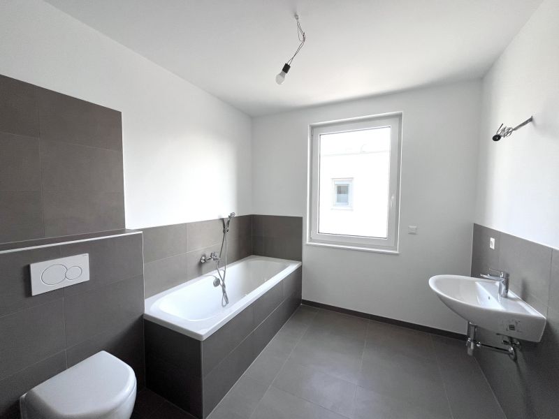 4 Zimmer-Haus plus Keller, Garten und  2 Stellpltzen! /  / 2523 Tattendorf / Bild 3