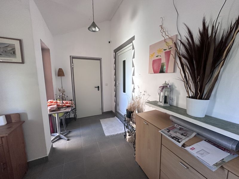 Tolles Zweifamilienhaus mit Einliegerwohnung, sonniger Terrasse, Keller, Doppelgarage und Pool! /  / 2511 Pfaffsttten / Bild 4