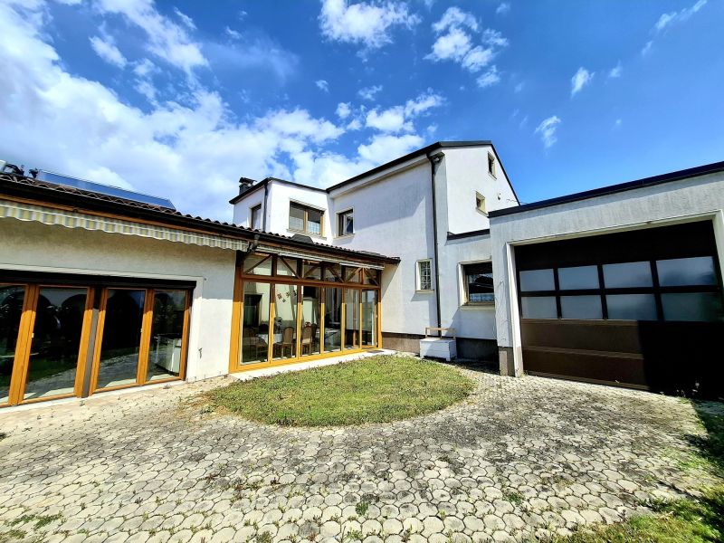 Super Liegenschaft: 6 Zimmer, Pool, Wintergarten und Garage ? Ihr neues Zuhause!