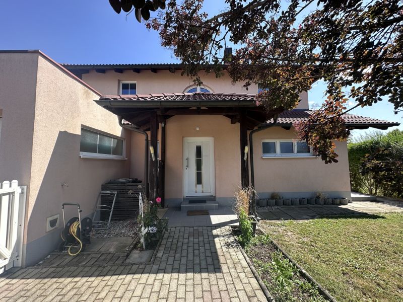 Tolles Zweifamilienhaus mit Einliegerwohnung, sonniger Terrasse, Keller, Doppelgarage und Pool! /  / 2511 Pfaffsttten / Bild 2
