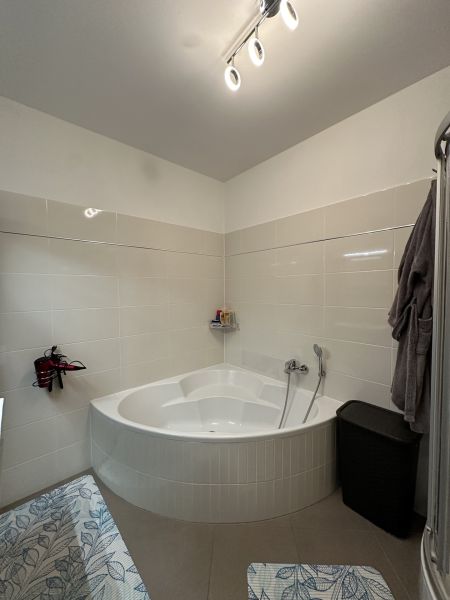 Moderne Wohnung mit Balkon und Garage /  / 2442 Unterwaltersdorf / Schranawand / Bild 8