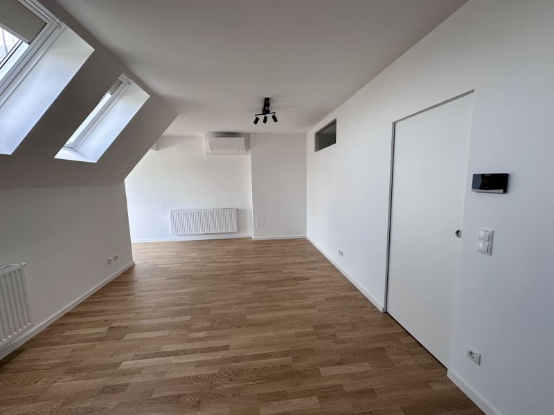 Erstbezug nach Sanierung! 2-Zimmer-Dachgeschosswohnung mit Terrasse, Balkon, Lift und Stellplatz! /  / 2340 Mdling / Bild 2