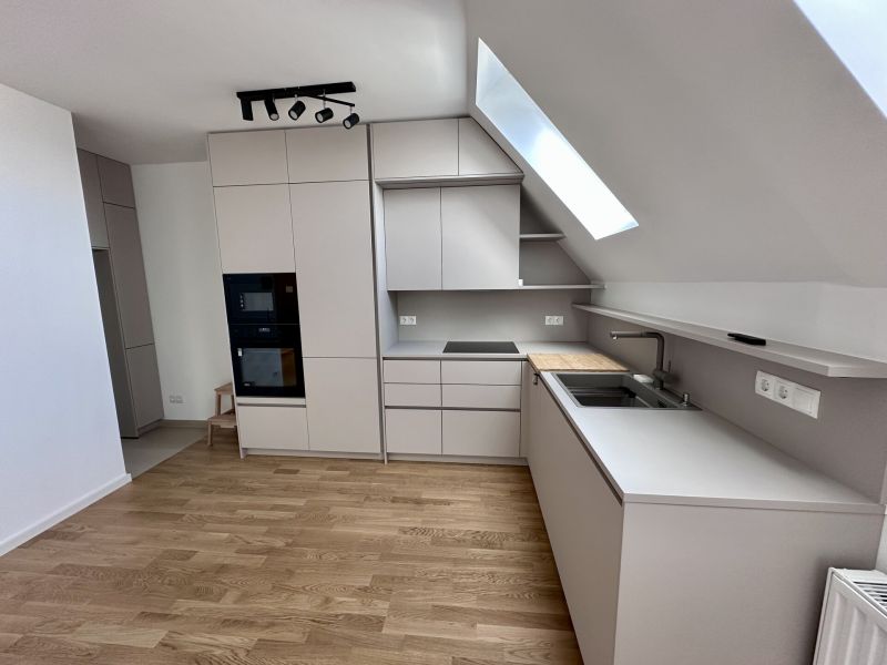 Erstbezug nach Sanierung! 2-Zimmer-Dachgeschosswohnung mit Terrasse, Balkon, Lift und Stellplatz! /  / 2340 Mdling / Bild 4