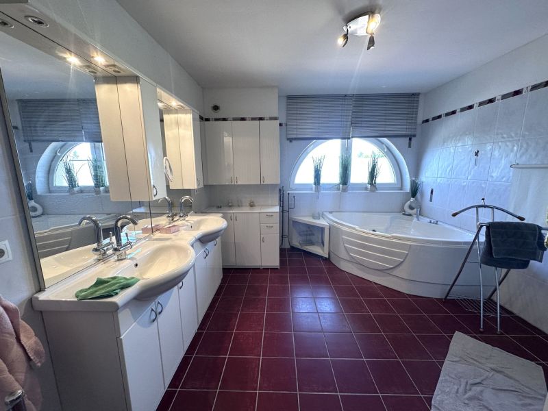Tolles Zweifamilienhaus mit Einliegerwohnung, sonniger Terrasse, Keller, Doppelgarage und Pool! /  / 2511 Pfaffsttten / Bild 11