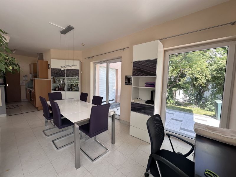 Tolles Zweifamilienhaus mit Einliegerwohnung, sonniger Terrasse, Keller, Doppelgarage und Pool! /  / 2511 Pfaffsttten / Bild 5