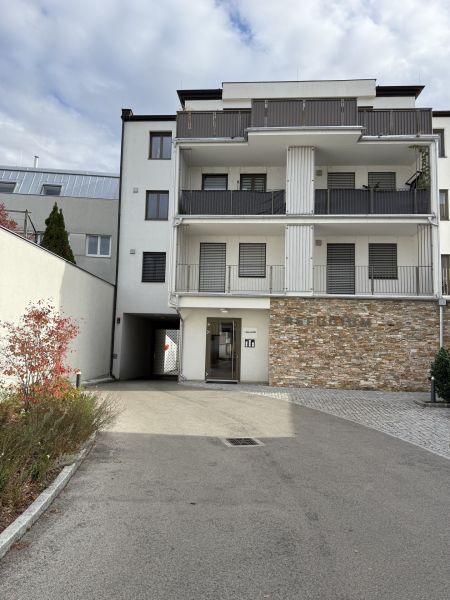 2 Zimmer & Balkon & Garage