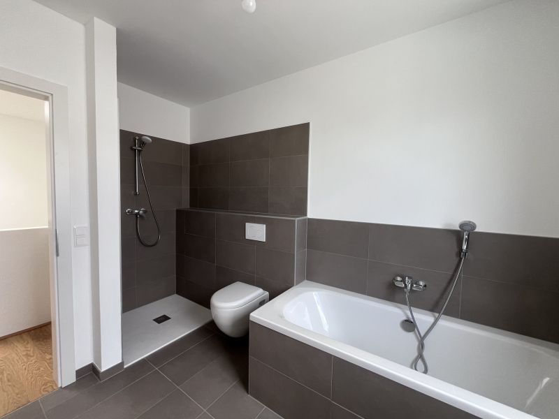 NEU BAU - mit Keller, Garten und je 2 Stellpltzen! /  / 2523 Tattendorf / Bild 4