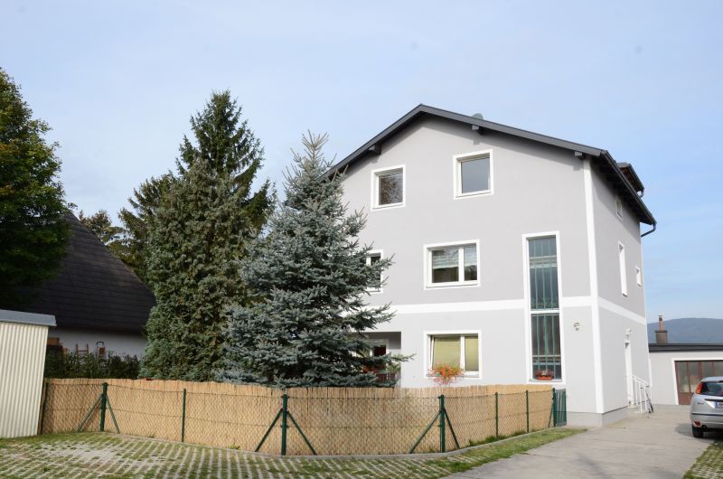 Dachgescho�wohnung  mit  200 m2 Garten