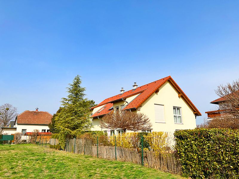 Schönes Haus mit großem Garten und 2 KFZ-Abstellplätzen!