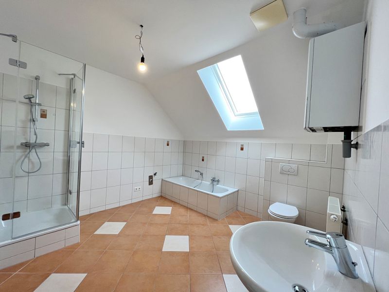 Sch�nes Haus mit gro�em Garten und 2 KFZ-Abstellpl�tzen! /  / 2361&nbsp;Laxenburg / Bild 2