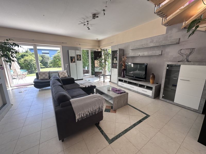 Tolles Zweifamilienhaus mit Einliegerwohnung, sonniger Terrasse, Keller, Doppelgarage und Pool! /  / 2511 Pfaffsttten / Bild 3