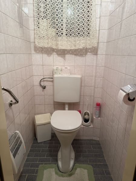 toller Garten, nettes Haus / / 2601 Eggendorf / Bild 7