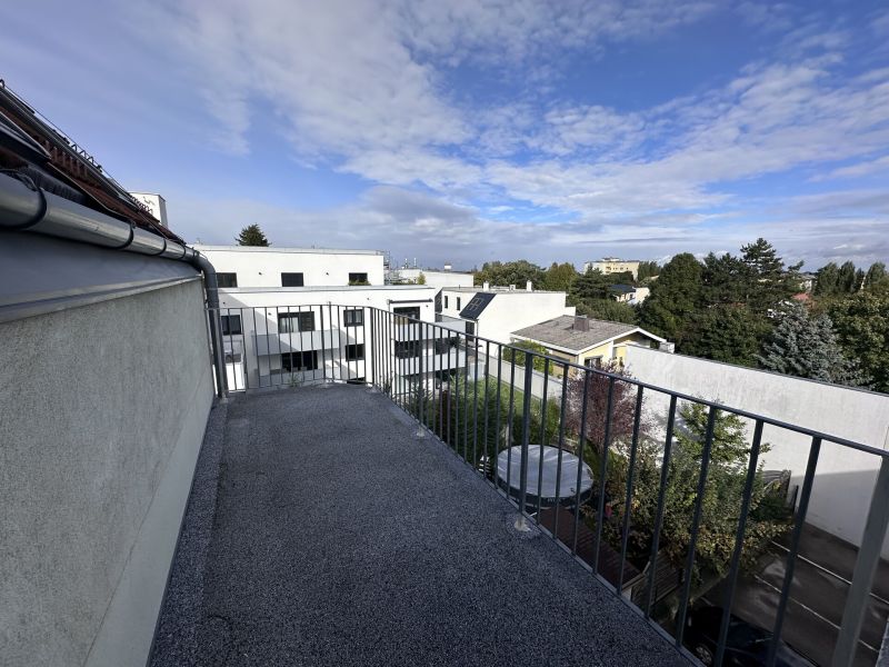 Erstbezug nach Sanierung! 2-Zimmer-Dachgeschosswohnung mit Terrasse, Balkon, Lift und Stellplatz! /  / 2340 Mdling / Bild 3