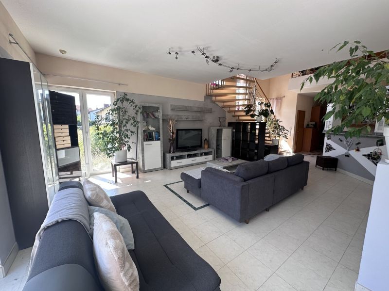 Tolles Zweifamilienhaus mit Einliegerwohnung, sonniger Terrasse, Keller, Doppelgarage und Pool! /  / 2511 Pfaffsttten / Bild 4