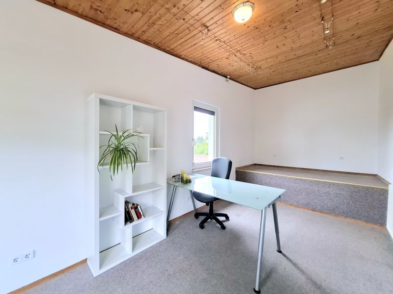 Super Liegenschaft: 6 Zimmer, Pool, Wintergarten und Garage ? Ihr neues Zuhause! /  / 7053 Hornstein / Vori?tan / Bild 8