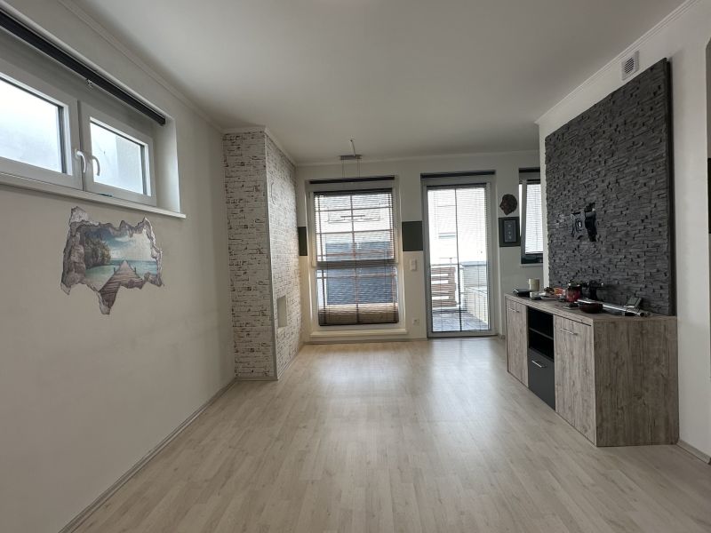 Moderne Wohnung mit Balkon und Garage