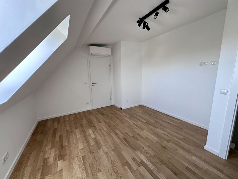 Erstbezug nach Sanierung! 2-Zimmer-Dachgeschosswohnung mit Terrasse, Balkon, Lift und Stellplatz! /  / 2340 Mdling / Bild 0