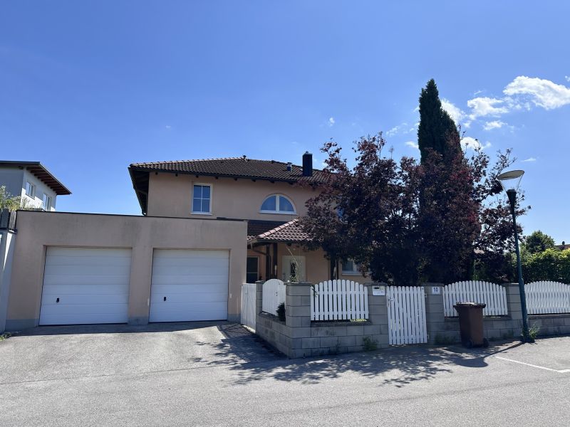 Tolles Zweifamilienhaus mit Einliegerwohnung, sonniger Terrasse, Keller, Doppelgarage und Pool! /  / 2511 Pfaffsttten / Bild 1