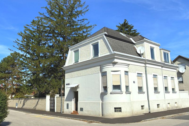 Charmante Eck-Liegenschaft mit historischem Stadthaus - zu kaufen in 2700 Wiener Neustadt