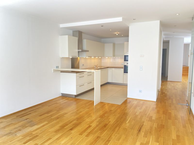 Charmante Dachgescho�wohnung mit Einbauk�che im historischen Palais - ideal f�r Paare - perfekte Anbindung - zu kaufen in 1040 Wien
