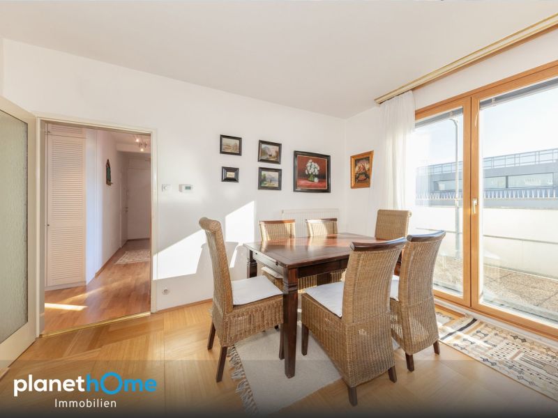 Licht, Weite und Wohngefhl ? Dachgeschosswohnung mit zwei Terrassen, Fernblick und Einzelgarage /  / 1110 Wien / Bild 2