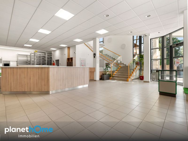 Vielseitige Immobilie / 23 Garagenpl�tze / 2 Lifte /  / 2700&nbsp;Wiener Neustadt / Bild 2