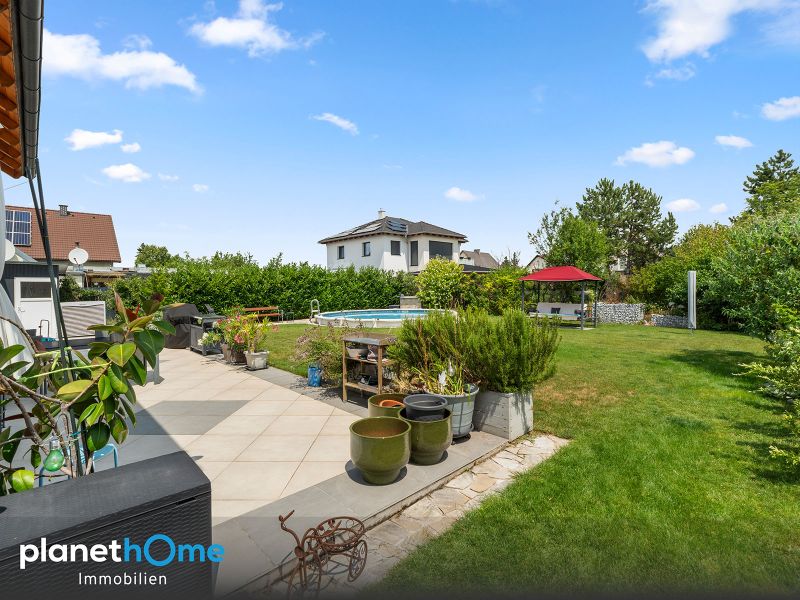 Massives Baumeisterhaus mit Pool, gro�er Terrasse und Doppelcarport /  / 2603&nbsp;Felixdorf / Bild 1