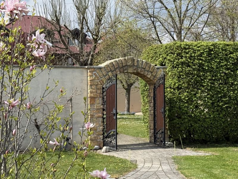 GARTENPARADIES   -  9.000 M� - <br />
LANDHAUS IN PARKLANDSCHAFT  <br />
NUR 30 MINUTEN VON WIEN