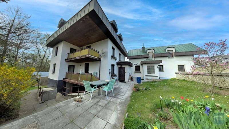 Vielseitiges Ein-/Mehrfamilienhaus mit schnem ebenen Grundstck - Raum fr Ihre Wohntrume