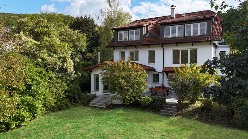 GROßZÜGIGE VILLA IN PURKERSDORF MIT 426 M², SAUNA, POOL, WINTERGARTEN & BESTER ANBINDUNG NACH WIEN