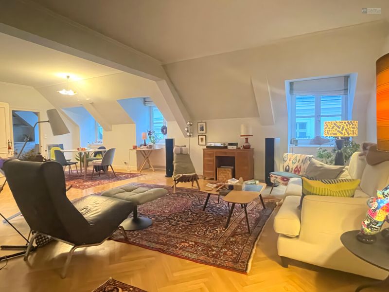 GRO�Z�GIGE 3 -ZIMMER-<br />
MANSARDENWOHNUNG <br />
IM STADTPALAIS